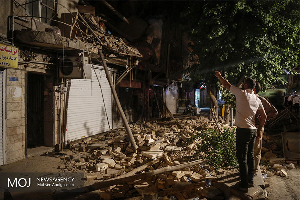 فرو ریختن ساختمان قدیمی در خیابان وحدت اسلامی