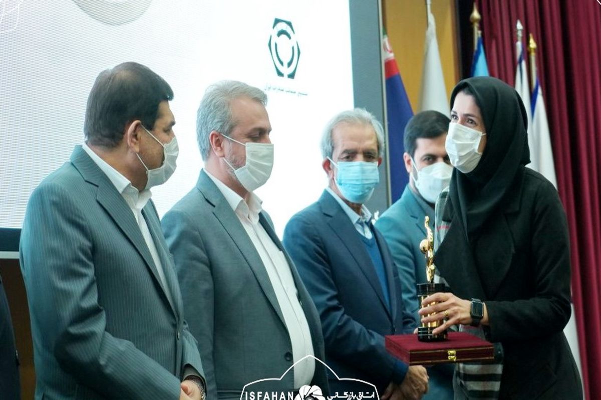 دریافت تندیس صادرکننده نمونه ملی توسط عضو هیئت رئیسه اتاق بازرگانی اصفهان