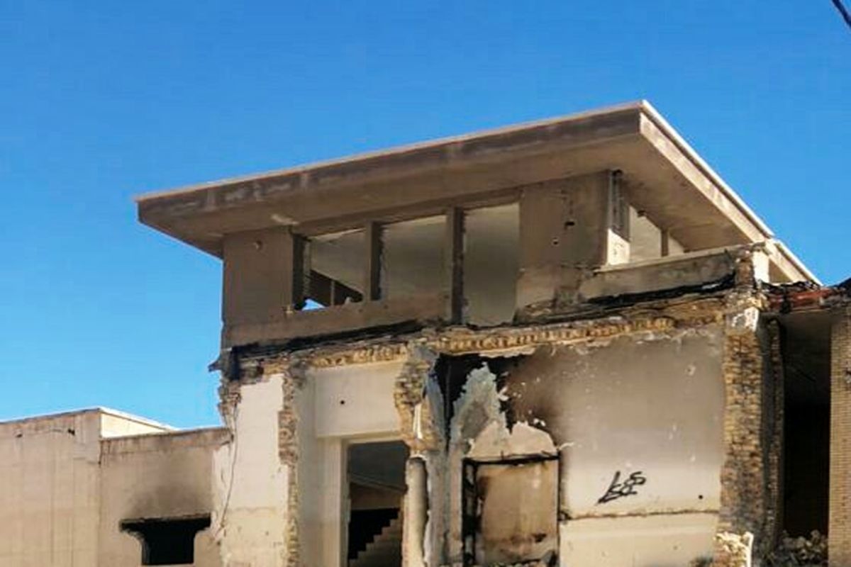 تخریب ساختمان فرسوده مرکز شهر بندرعباس