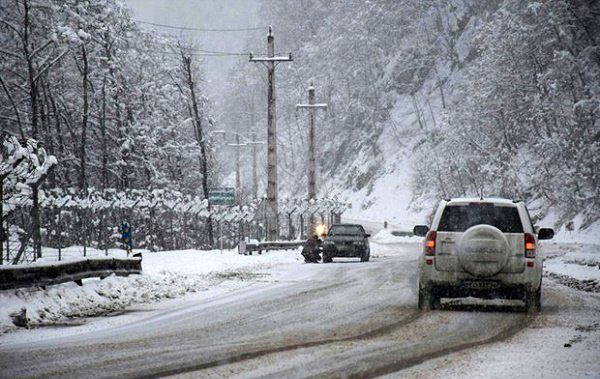 ترافیک نیمه سنگین در محور چالوس/بارش برف ادامه دارد