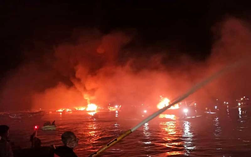 آتش‌ سوزی در اسکله صیادی بندر کنگ/ ۷ فروند لنج صیادی دچار آتش سوزی شدند