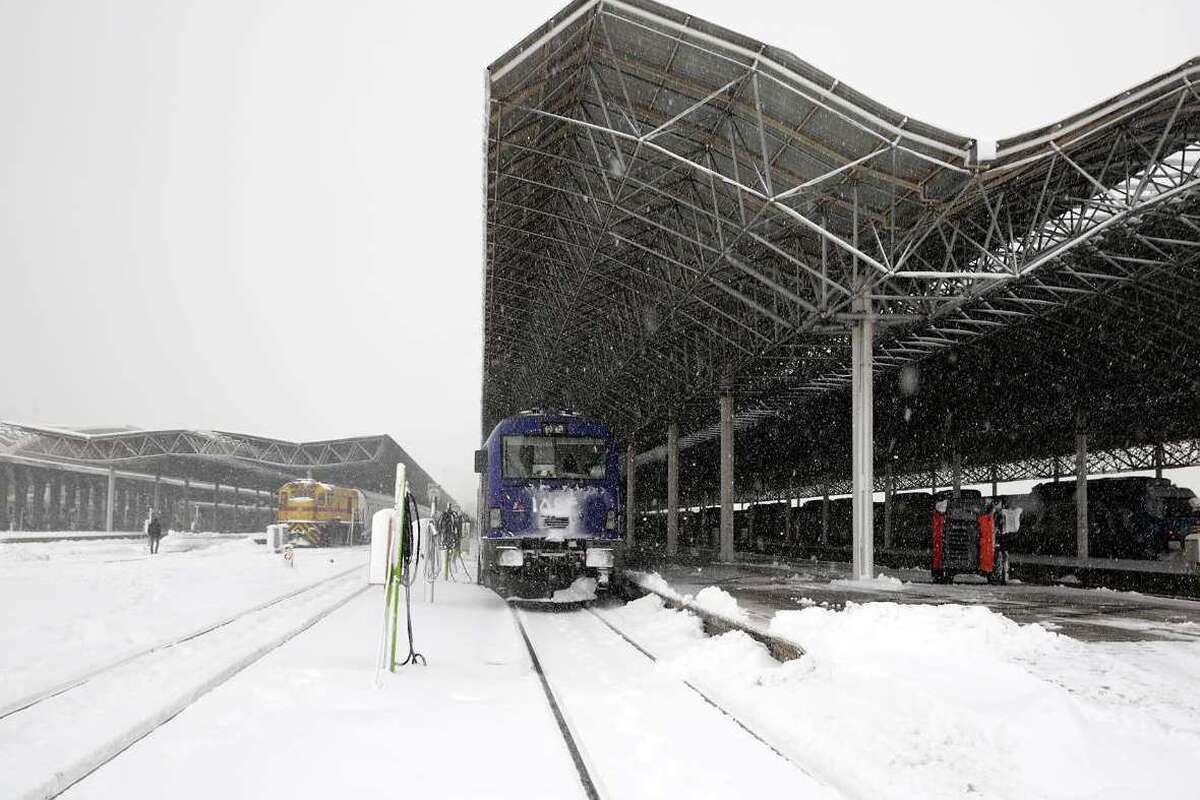 قطار در برف