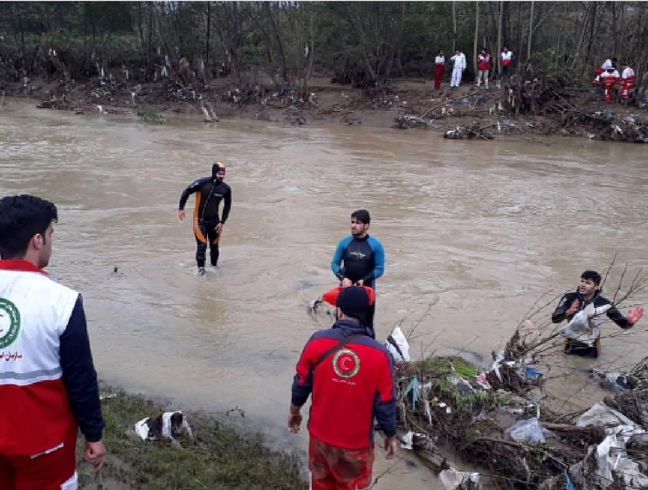  پیکر یکی از سرنشینان خودروی پراید سقوط کرده در رودخانه روبار جیر فومن پیدا شد