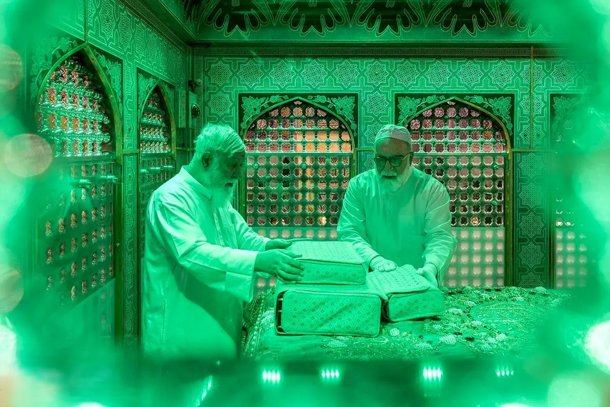 غبارروبی ضریح امام رضا(ع).