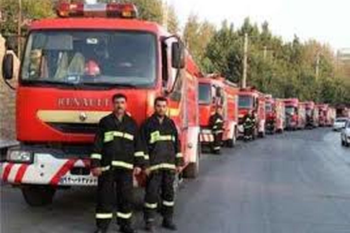 استقرار آتش‌نشانان داوطلب در صحن حرم رضوی در لیالی قدر