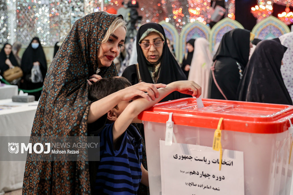 انتخابات مرحله دوم چهاردهمین دوره ریاست جمهوری در حرم امامزاده صالح (ع)