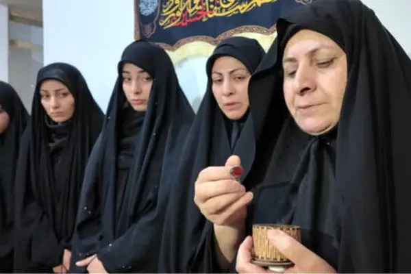 انگشتر متبرک رهبر معظم انقلاب اسلامی به خانواده شهید شایان فرد در زاهدان اهدا شد