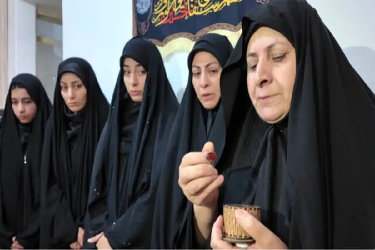 انگشتر متبرک رهبر معظم انقلاب اسلامی به خانواده شهید شایان فرد در زاهدان اهدا شد
