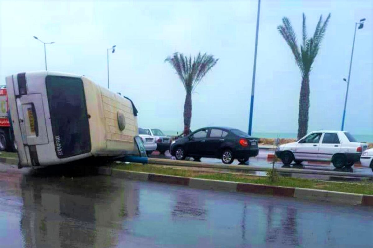 واژگونی مینی‌بوس در بندرعباس تلفات جانی نداشت/شهروندان با  سرعت مطمئنه رانندگی کنند 