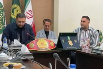 قوی‌ترین مرد جهان مدال خود را به آستان قدس رضوی اهدا کرد