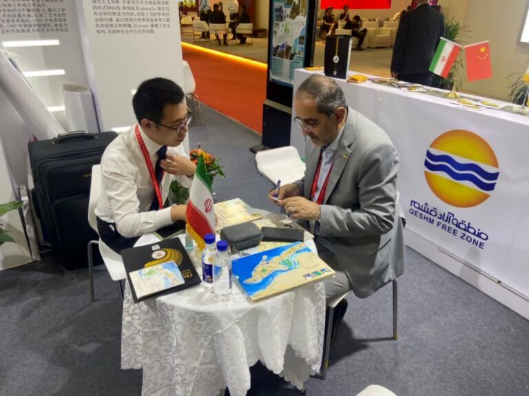 استقبال فعالان اقتصادی و سرمایه‌گذاران چینی از غرفه منطقه آزاد قشم در نمایشگاه بین‌المللی CIFIT