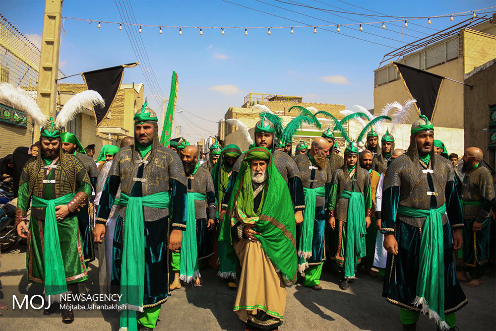 حرکت نمادین ورود کاروان امام حسین (ع) به کربلا در خمینی شهر اصفهان