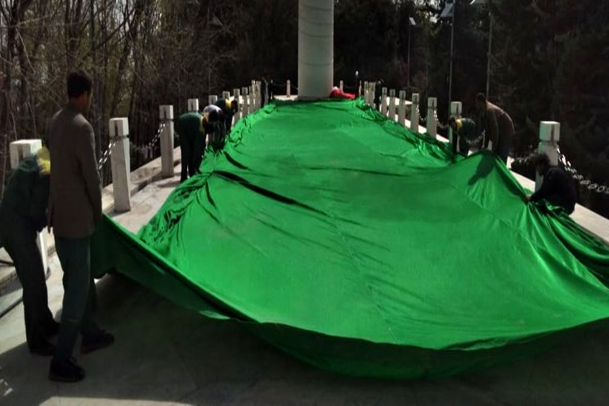 اهتزاز بلندترین پرچم سبز کشور به مناسبت نیمه شعبان در پایتخت