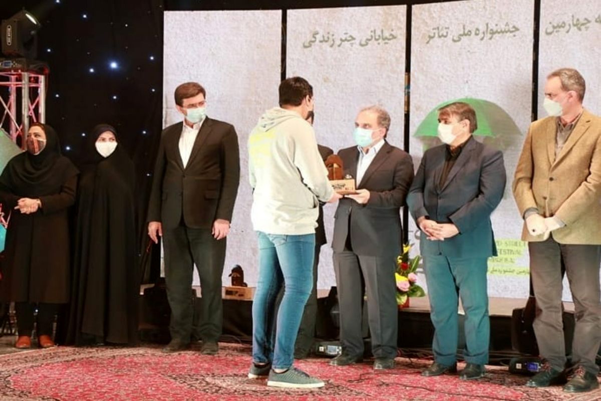 حضور فرماندار یزد در مراسم اختتامیه چهارمین دوره جشنواره ملی تئاتر خیابانی چتر زندگی