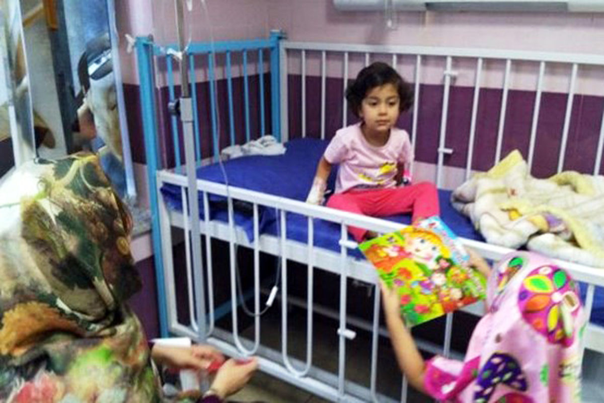 قصه‌خوانی برای کودکان بستری در بیمارستان شهید رحیمی خرم‌آباد