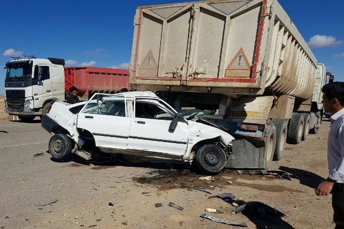 ۱۱ مصدوم در پی تصادف کامیون با دو خودروی پراید