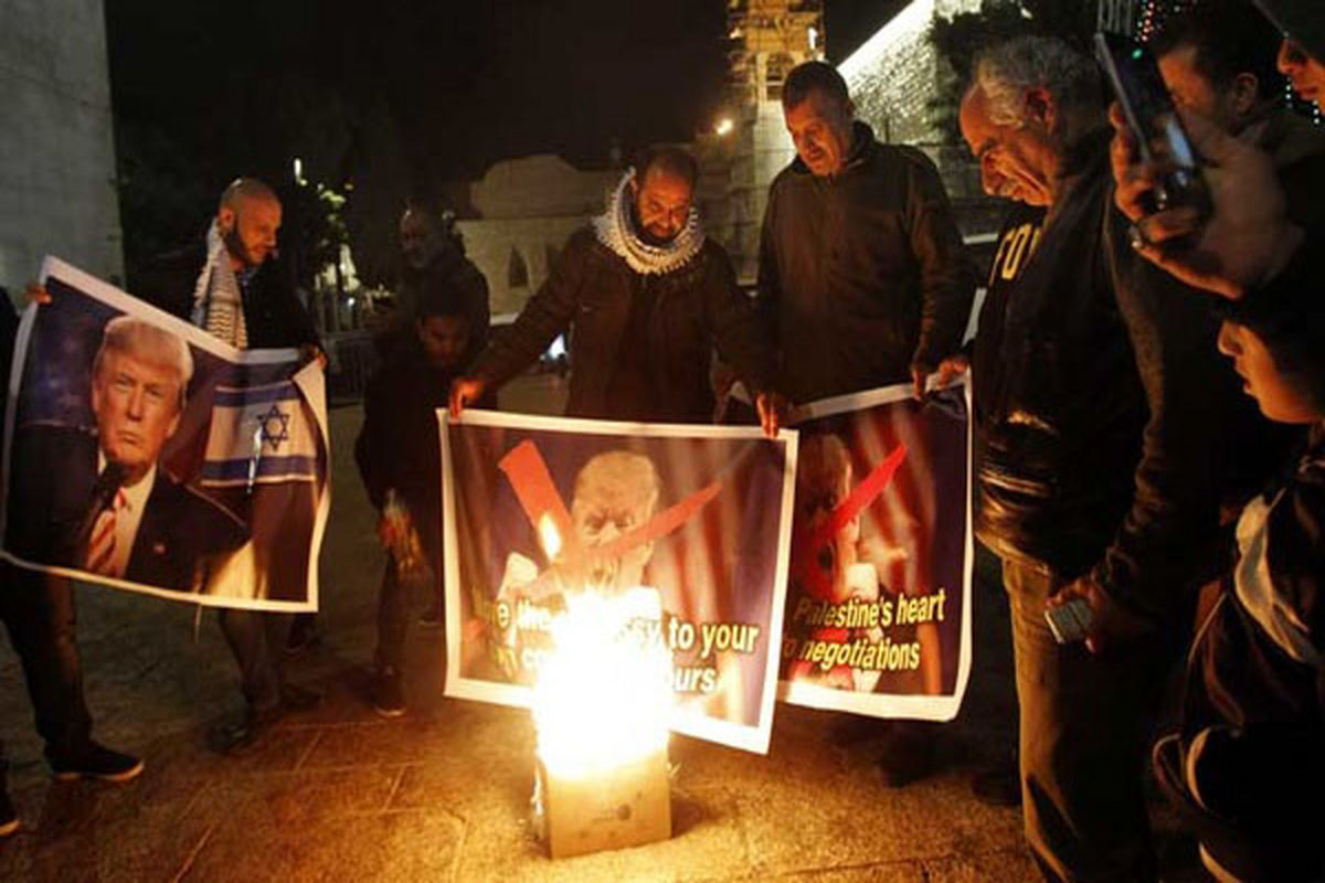 به آتش کشیدن تصاویر ترامپ توسط فلسطینی ها