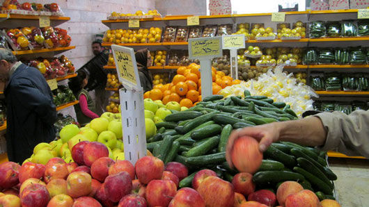 برخورد با متخلفانی که میوه را با قیمت بالا در بازار مازندران به فروش می‌رسانند 