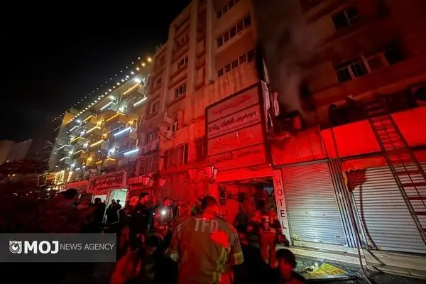 آتش‌سوزی در مسافرخانه خیابان سعدی / ۷۰ نفر در عملیات شبانه آتش‌نشانان نجات یافتند