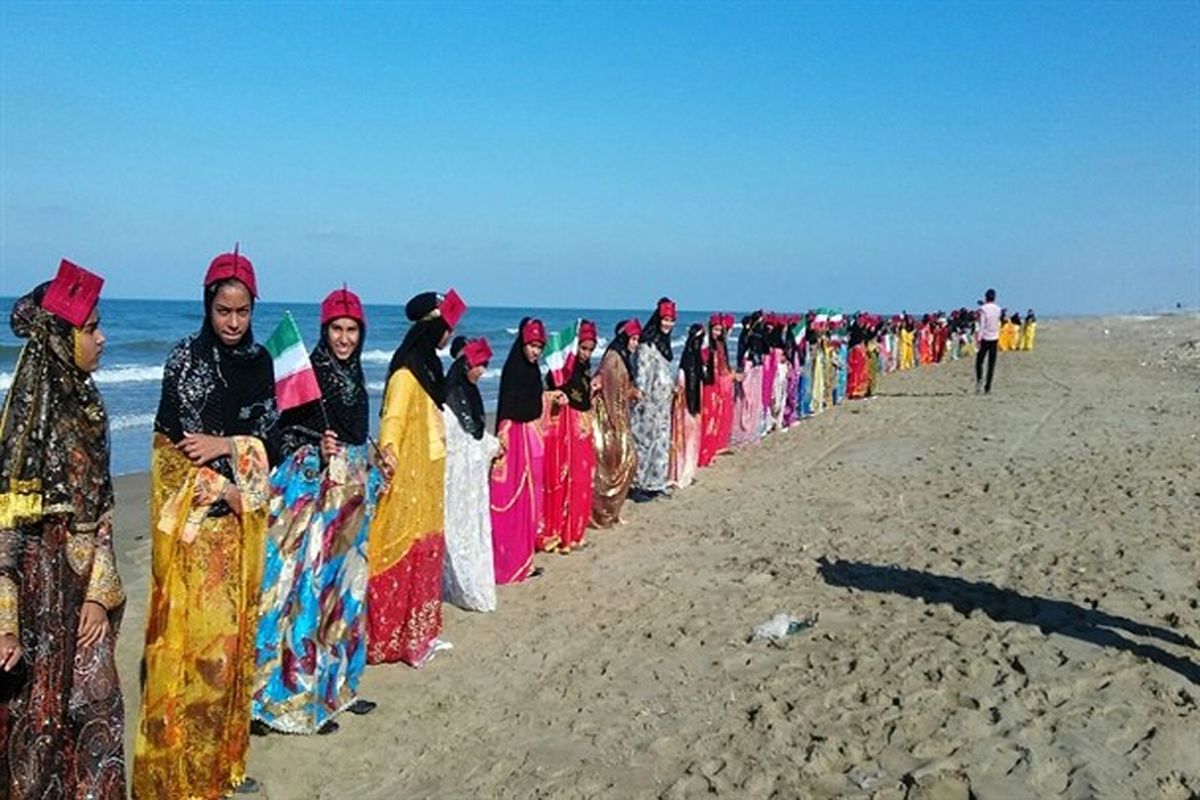 تشکیل زنجیره انسانی در امتداد ساحل بوموسی توسط حافظان خلیج فارس