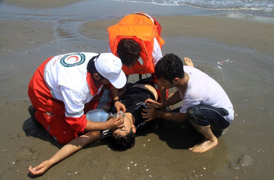 نجات ۱۲۱ نفر از امواج مرگبار خزر در ساحل مازندران