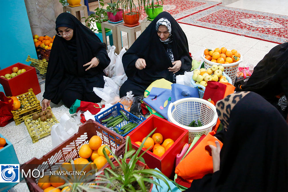 توزیع ۴٠٠ بسته میوه به دانش‌آموزان حاشیه شهر مشهد	