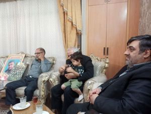 دیدار مدیر مخابرات اصفهان با خانواده شهید مدافع حرم حمیدرضا باب الخانی