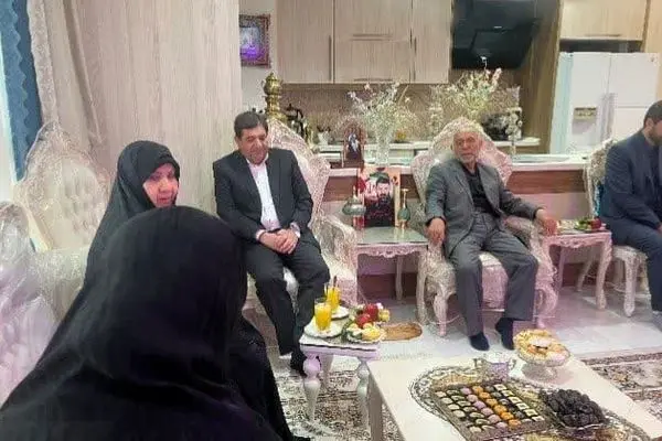 محمد مخبر با خانواده فرمانده شهید یگان حفاظت ریاست جمهوری دیدار کرد