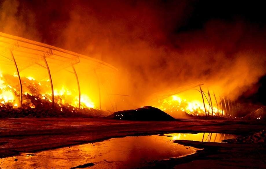 آتش سوزی انبار علوفه در روشن دشت اصفهان مهار شد