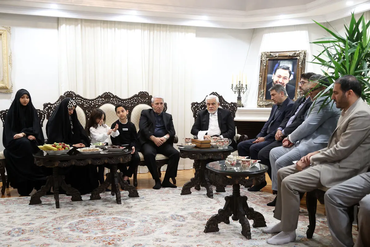 معاون اول رئیسجمهور با خانوادههای آیتالله رئیسی و مالک رحمتی دیدار کرد
