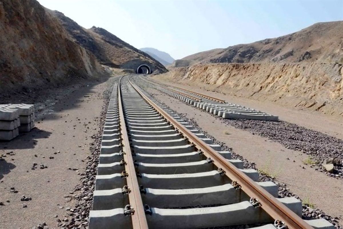 آغاز ریل گذاری راه آهن چابهار-زاهدان با حضور وزیر راه و شهرسازی