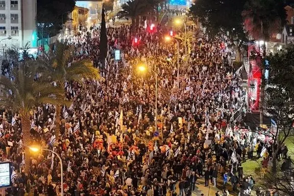 خانواده نظامیان ارتش اسرائیل مقابل وزارت جنگ در تل‌آویو تظاهرات کردند