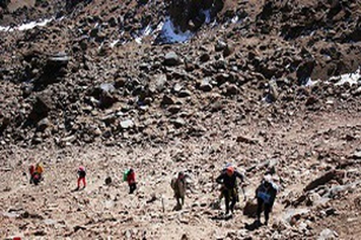  دو کوهنورد گرفتار در ارتفاعات بز سینای ارومیه نجات پیدا کردند