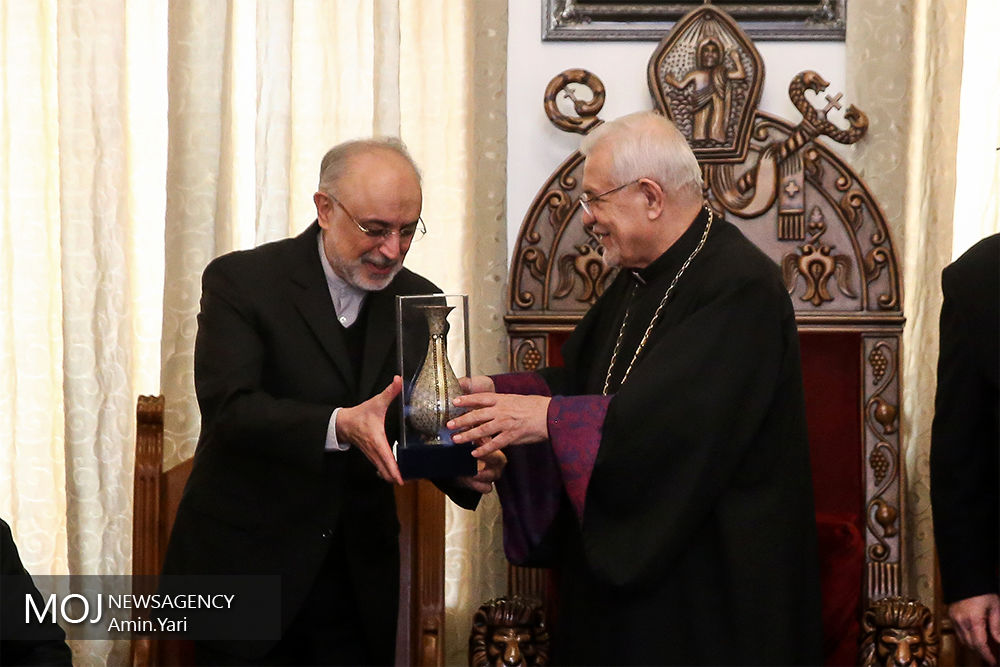 دیدار اسقف اعظم ارامنه تهران با صالحی