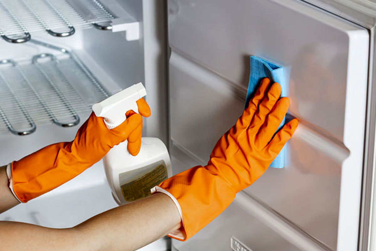 دستمال مرطوب سریعترین روش برای تمیز کردن یخچال + روش‌های بیشتر