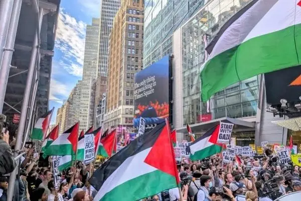 پرچم فلسطین در نیویورک همزمان با سخنرانی نتانیاهو به اهتزاز درآمد