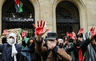  دانشجویان فرانسوی به کشتار فلسطینیان، با دستانی به رنگ خون اعتراض کردند