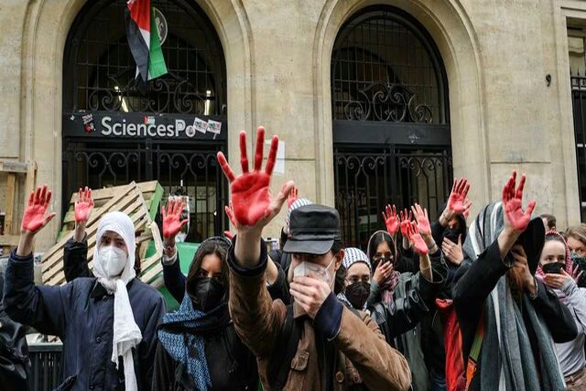  دانشجویان فرانسوی به کشتار فلسطینیان، با دستانی به رنگ خون اعتراض کردند