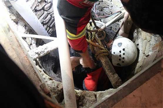 نجات معجزه آسای جوان 29 ساله اصفهانی از عمق چاه 30 متری 