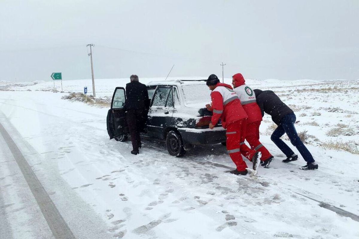 سرنشینان ۶۰ خودروی گرفتار در برف تاراز نجات یافتند/اسکان اضطراری 270 نفر در پایگاه امدادی تاراز