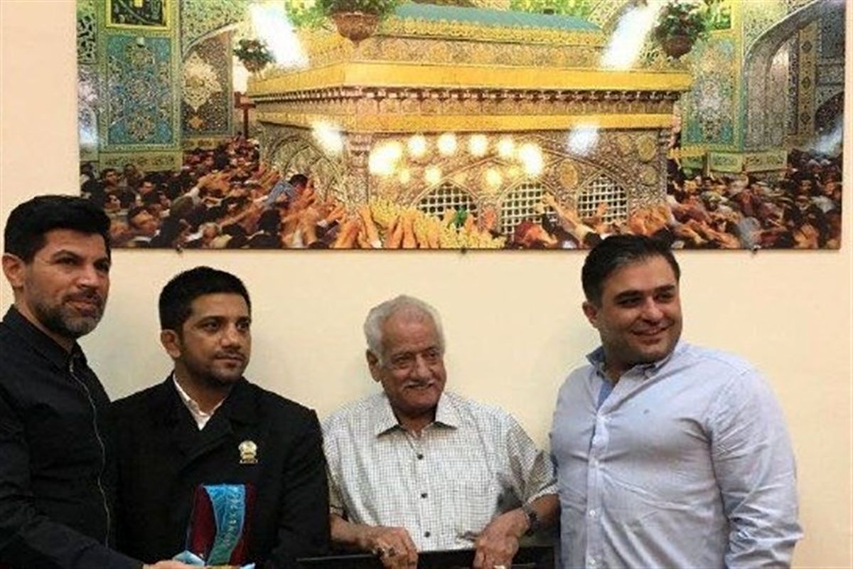 دبیر ۱۲ مدالش را به موزه آستان قدس رضوی اهدا کرد