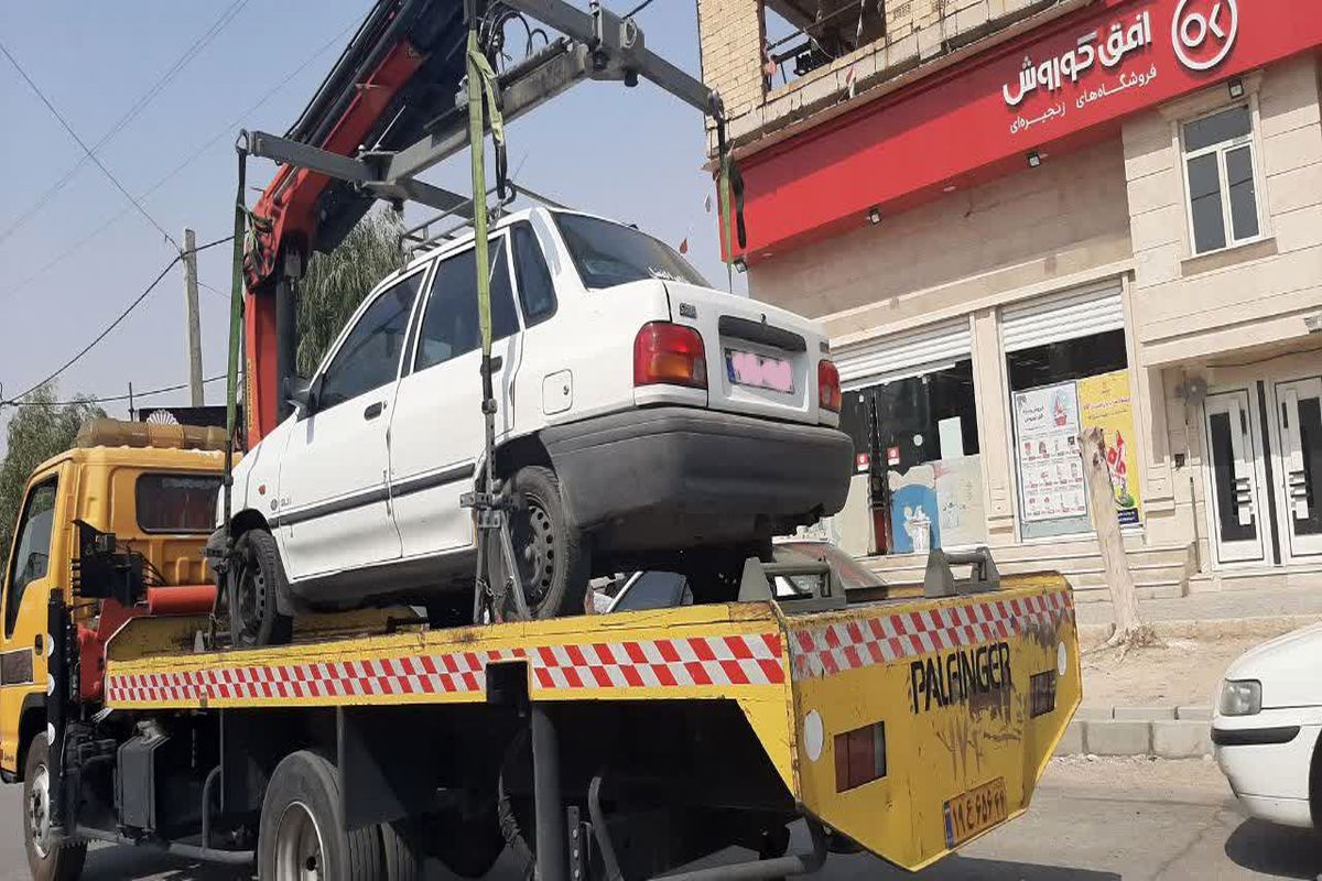 خودروهای رها شده شهر مهران به پارکینگ انتظام انتقال داده می‌شوند