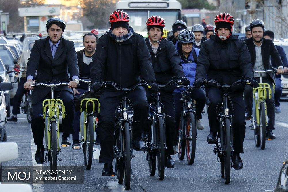 دوچرخه سواری شهردار تهران در سه شنبه های بدون خودرو