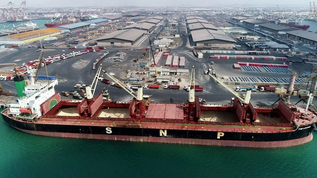 پهلودهی پانزدهمین شناور کالای اساسی در بندرشهید رجایی/ آغاز تخلیه ۶۲ هزار تُن گندم