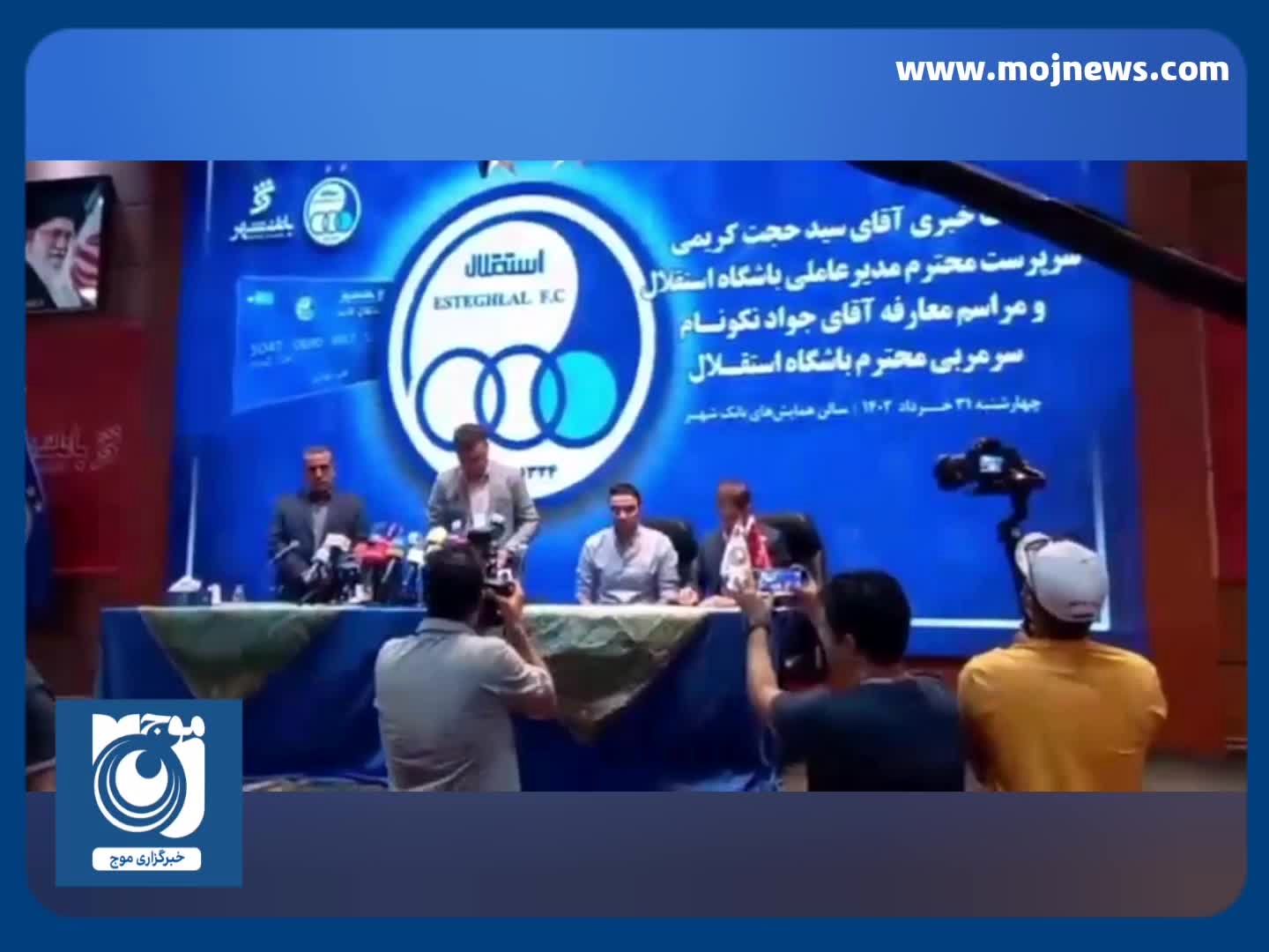 لحظه امضای قرارداد جواد نکونام با استقلال به عنوان سرمربی جدید این تیم + فیلم