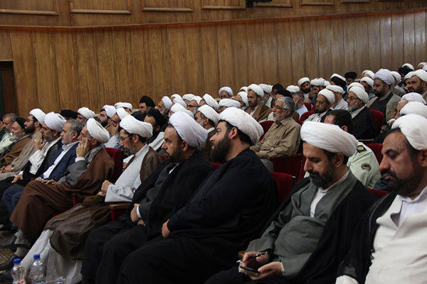 روحانیون زمینه حضور بانشاط جوانان در مساجد را فراهم کنند