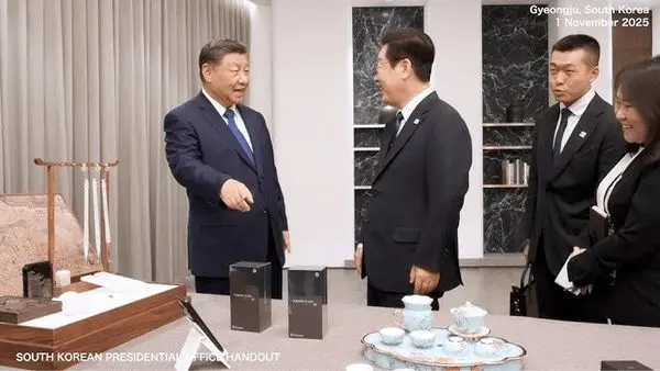 رئیس‌جمهور چین به همتای کره‌ای خود دو گوشی شیائومی هدیه داد! + فیلم