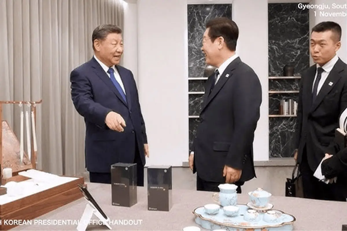 رئیس‌جمهور چین به همتای کره‌ای خود دو گوشی شیائومی هدیه داد! + فیلم