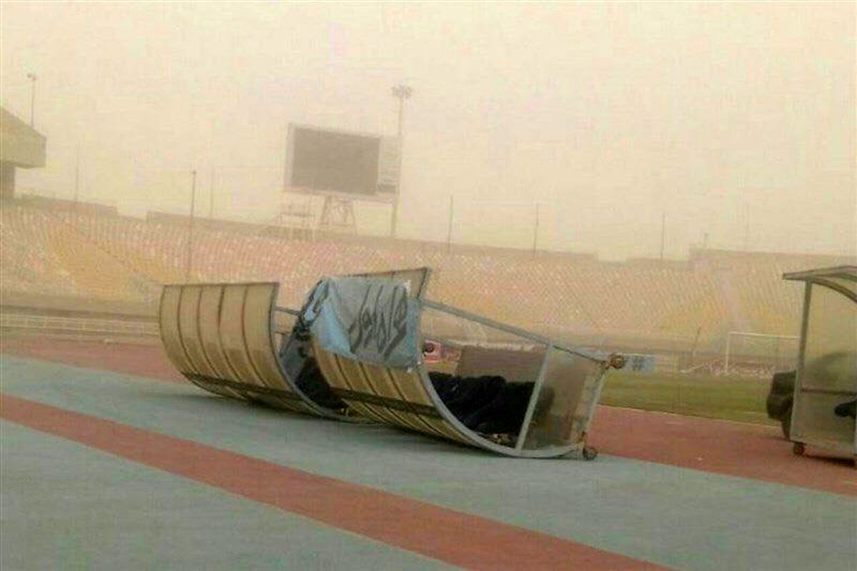 فوتبال بانوان در شرایط جوی گرد و غبار اهواز برگزار شد