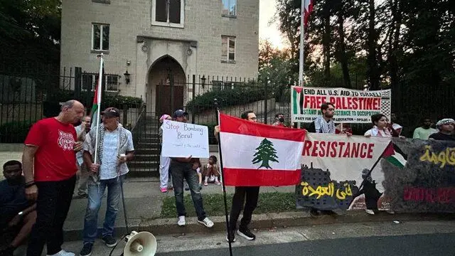 تجمع اعتراضی به حملات اسرائیل مقابل سفارت لبنان در واشنگتن برگزار شد